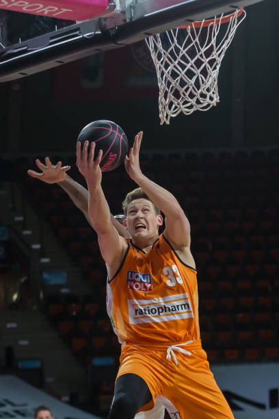 他以精湛的 他以精湛的